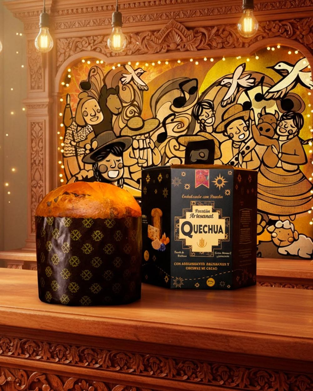 Panetón artesanal Quechua junto a su caja, sobre una mesa de madera
