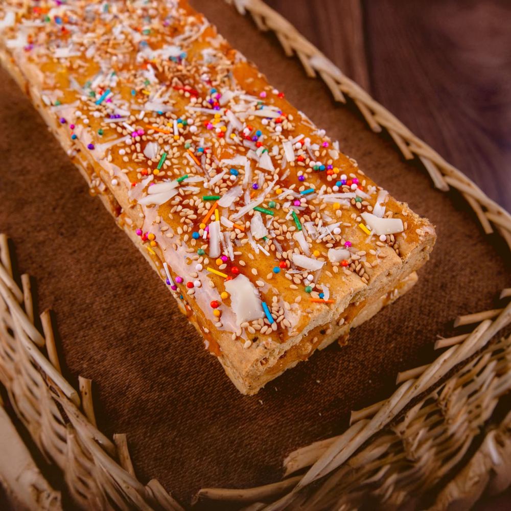 Turrón artesanal con ajonjolí y grageas en una canasta de mimbre